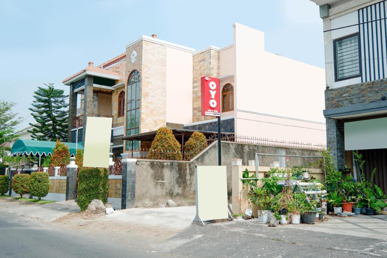 Oyo 1611 Four D'Home Surakarta  Экстерьер фото