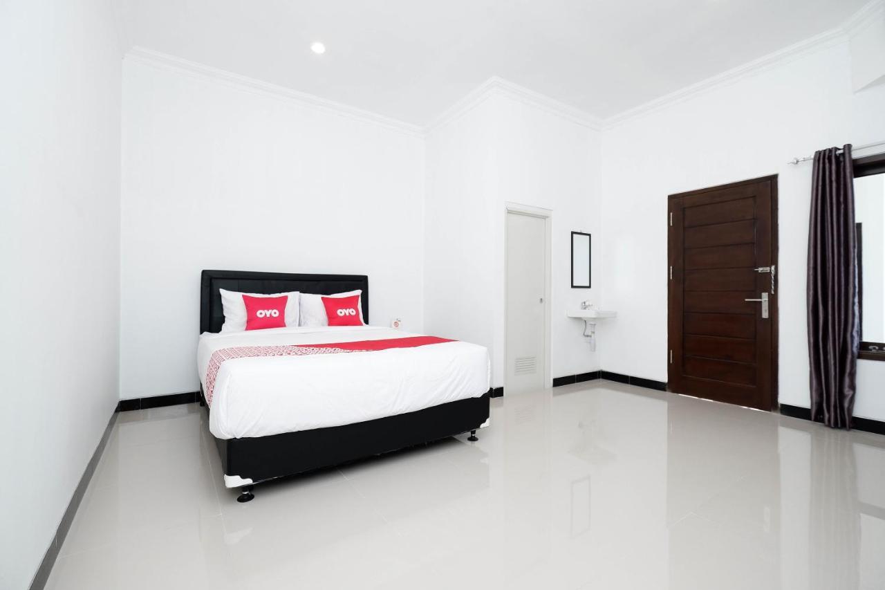 Oyo 1611 Four D'Home Surakarta  Экстерьер фото