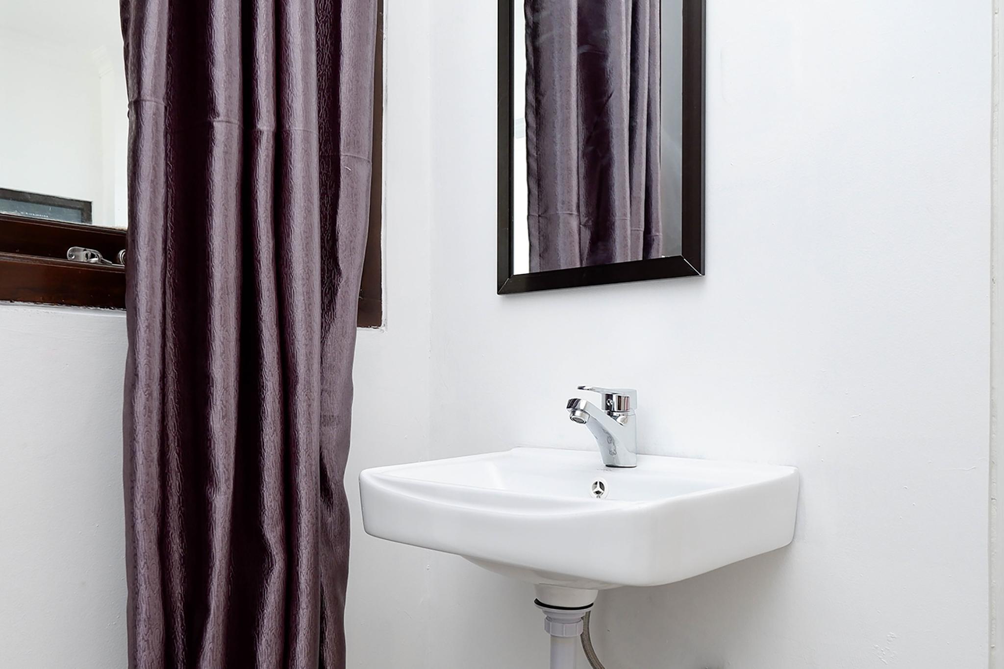 Oyo 1611 Four D'Home Surakarta  Экстерьер фото