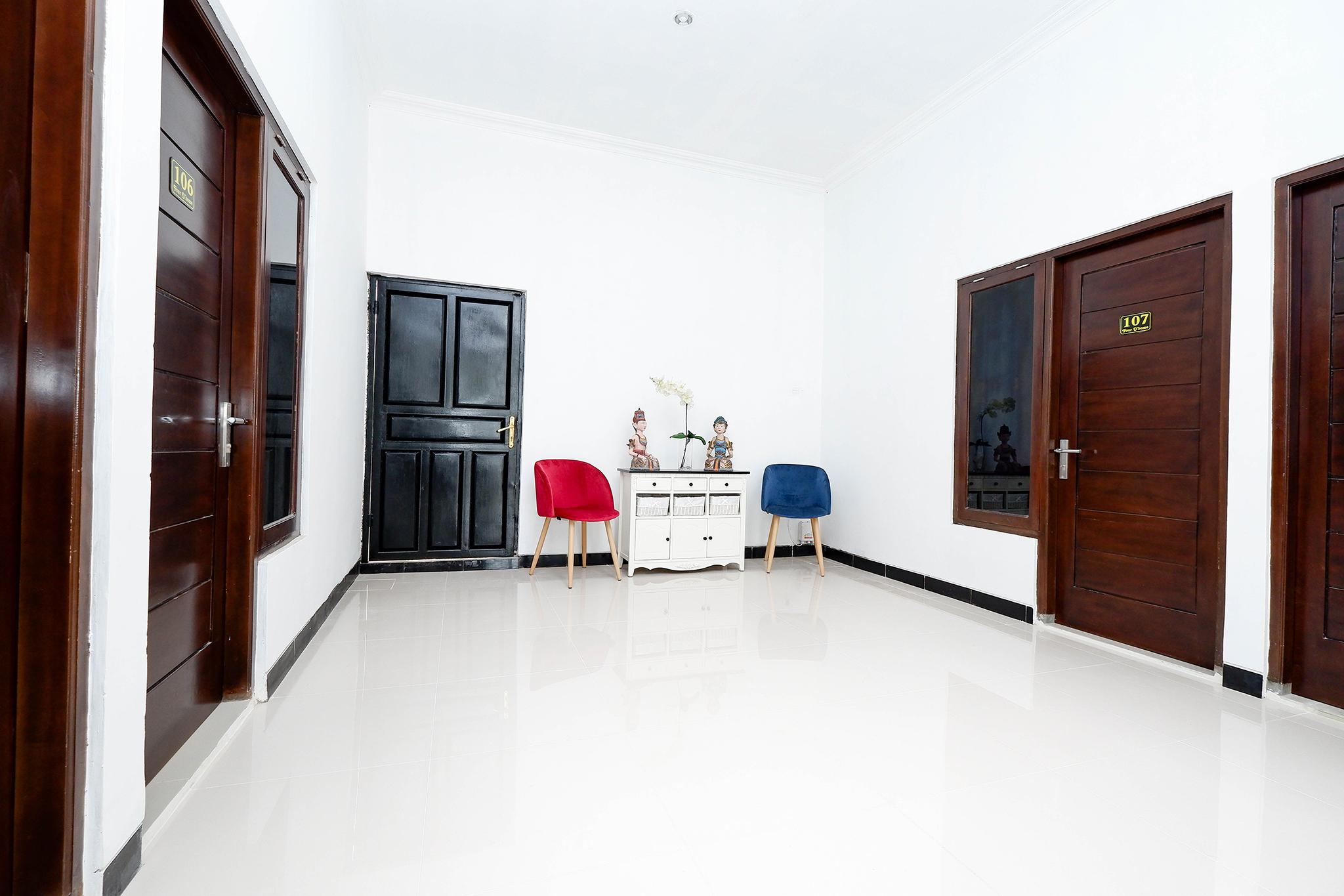 Oyo 1611 Four D'Home Surakarta  Экстерьер фото