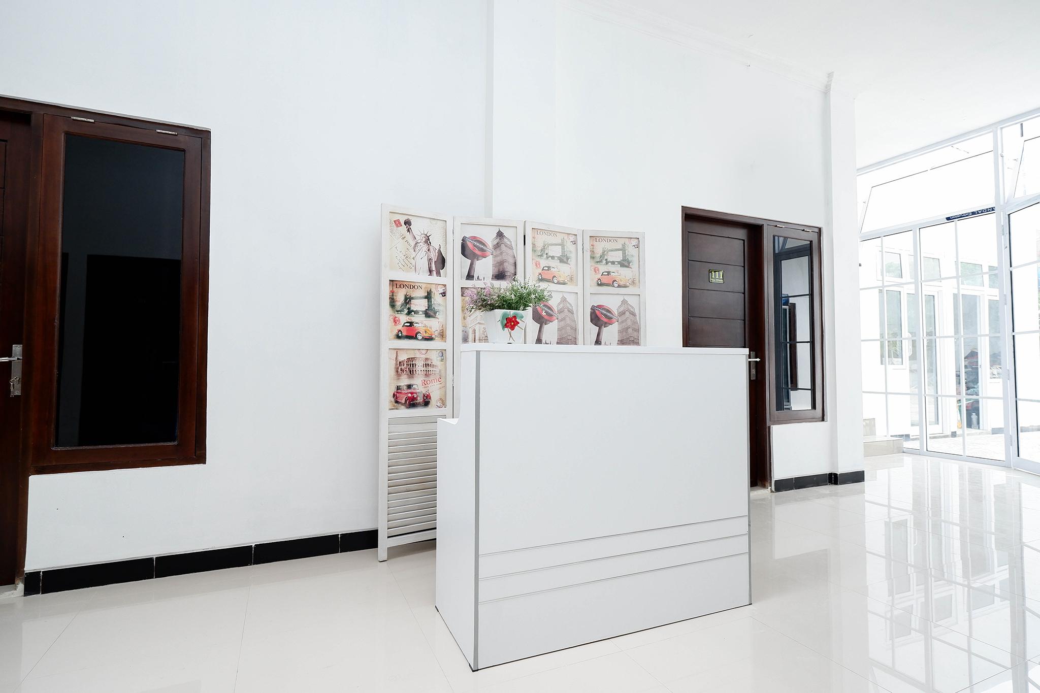 Oyo 1611 Four D'Home Surakarta  Экстерьер фото